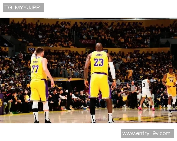 詹姆斯东契奇再显神威25分5篮板10助攻追平湖人传奇韦斯特与贝勒辉煌成就